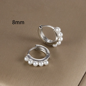 Dettaglio degli orecchini a cerchio placcati argento 18K con cinque perle e diametro di 8mm