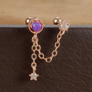 Détail de la chaîne d'oreille rose doré avec opale violette et breloques en zircon
