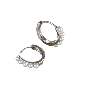 Orecchini a cerchio con perle placcati argento 18K dal design minimalista ed elegante