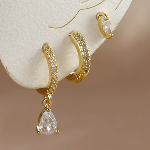 Primer plano de set de pendientes de oro 18K con circonitas en forma de gota de agua