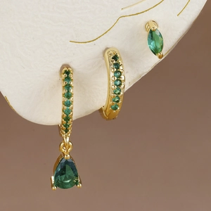 Conjunto de pendientes dorados con circonitas verde esmeralda en soporte de textura
