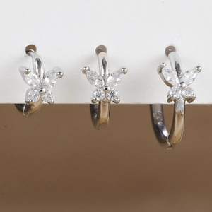 Elegante silberne Schmetterlings-Ohrringe mit funkelnden Zirkonia-Kristallen im Set
