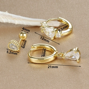 Vue macro détaillée montrant les dimensions des boucles d'oreilles en zircon doré
