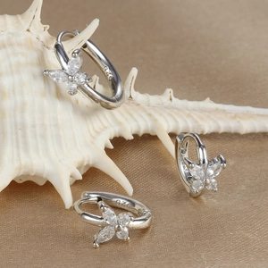 Detailaufnahme von 925 Sterling Silber Schmetterling-Ohrringen mit Zirkonia-Steinen