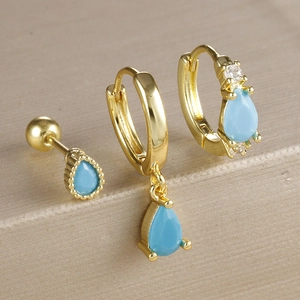 Ensemble de trois boucles d'oreilles dorées avec pierres gouttes bleu ciel et poli