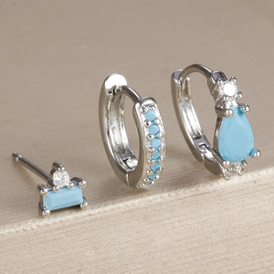 Dettagli degli orecchini in argento con pietre azzurre e accenti in zirconia bianca