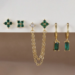 Set orecchini in ottone placcato oro con zirconi verde smeraldo e nappe a catena lunga