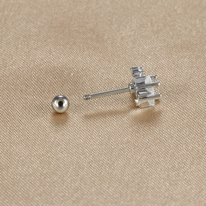 Dettaglio di orecchino a vite in argento con zircone trasparente per cartilagine