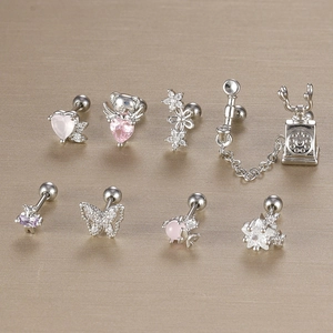 Set di otto orecchini colorati in zircone con motivi a cuore e farfalla
