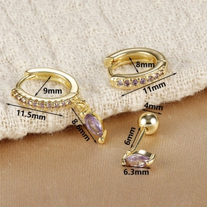 Vue macro d'un ensemble de trois boucles d'oreilles plaquées or avec zircons marquise violets
