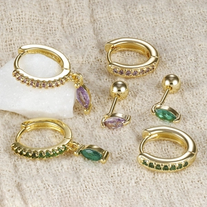 Détails de boucles d'oreilles dorées en zircone avec pendentifs marquise violets et verts