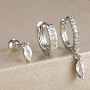 Vue macro d'un ensemble de trois bijoux argentés avec zircon marquise et strass brillants