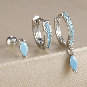 Détails d'un ensemble de boucles d'oreilles en argent avec zircons et pierres turquoise