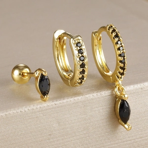 Détail du lot de trois boucles d'oreilles dorées avec pierres marquises noires et zircons