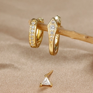 Detailansicht von S925 Sterlingsilber Goldohrringen mit Zirkonia auf einem Holzzweig
