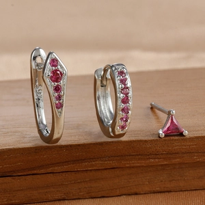 Detaillierte Makroaufnahme von S925 Sterlingsilber Ohrringen mit magentafarbenen Zirkonia