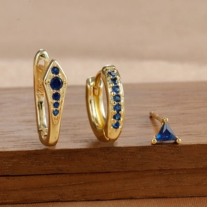 Detail-Makroaufnahme von S925 Sterlingsilber-Ohrringen mit blauen Zirkonia auf Satin