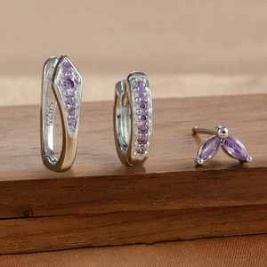Detaillierte Makroansicht von S925 Sterlingsilber Ohrringen mit violetten Zirkonia Steinen