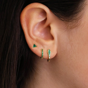 Dreiteiliges goldenes Ohrring-Set mit Dreieck-Stecker, Pavé-Reifen und grünem Schlangen-Design