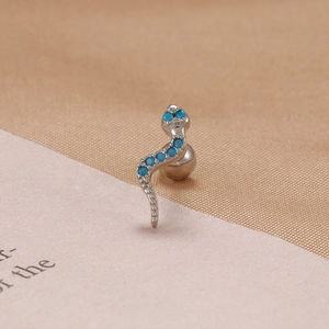 Dettaglio macro dell'orecchino a serpente in argento con pietre preziose blu intarsiate