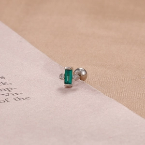 Dettaglio dell'orecchino in argento con zircone smeraldo e chiusura a sfera a vite