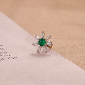 Dettaglio dell'orecchino a girasole con pietra verde e zirconi trasparenti