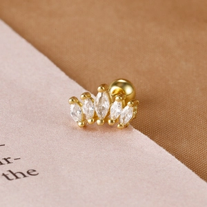 Makro-Detail eines goldenen Kronen-Knorpelsteckers mit weißen Zirkonia im Marquise-Schliff