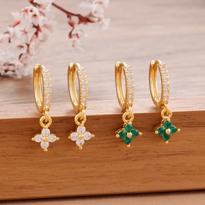 Boucles d'Oreilles Créoles en Cuivre Trèfle à Quatre Feuilles pour Femmes Plaquées Or Zircone Boucles d'Oreilles Fleur