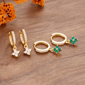 Créoles dorées avec pendentifs trèfle à quatre feuilles en pavé de cristaux