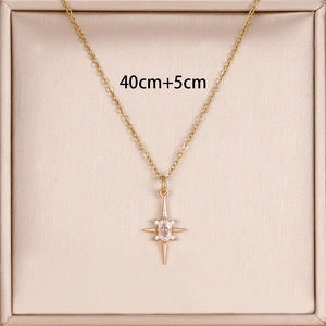 Dettaglio del ciondolo a stella polare in oro 14K con zircone e catena da 40cm più 5cm