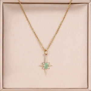 Collana con stella placcata oro 14K con gemma verde e zirconi in una scatola regalo