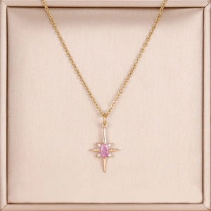 Dettaglio macro della collana stella polare in oro 14K con gemma rosa e zirconi