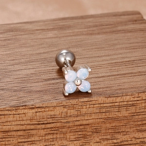 Vue macro de boucles d'oreilles géométriques en argent avec quatre pierres œil de chat