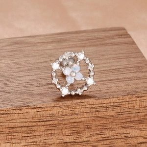 Détail de la boucle d'oreille en argent avec pétales d'opale bleue et zircons brillants