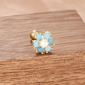 Vue détaillée de boucles d'oreilles fleur avec perles opale bleu ciel et fermoir à vis doré