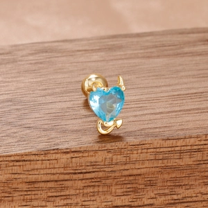 Boucles d'oreilles cœur de diable dorées avec pierre œil de chat bleue géométrique