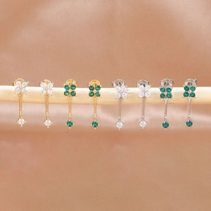 Elegantes pendientes de trébol de cuatro hojas en oro y plata con piedras verdes