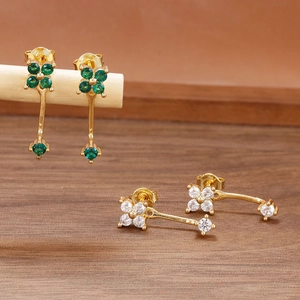Pendientes de flores con circonitas bañados en oro con piedras verdes y blancas