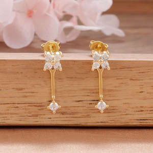 Elegantes pendientes largos dorados con trébol de circón y barra geométrica