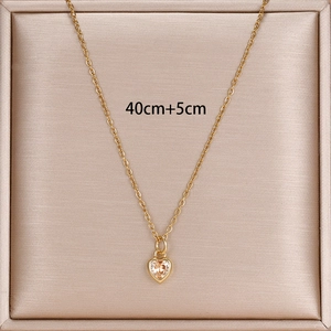 Goldene Edelstahlkette mit Herzanhänger und Champagner-Zirkon auf satinierter Box