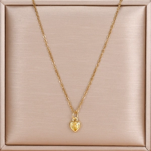 Goldene Herz-Halskette mit gelbem Zirkon-Anhänger auf elegantem Champagner-Satin
