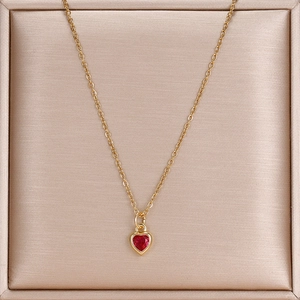 Goldene Edelstahlkette mit rotem Herz-Zirkonia-Anhänger in einer edlen Schmuckschatulle