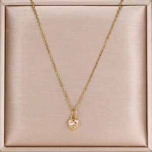 Detailaufnahme der Herz-Halskette mit rosa Zirkon-Anhänger in einer Geschenkbox
