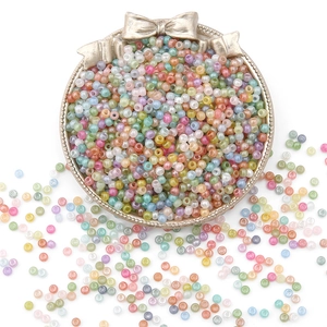 Perles de rocaille macaron colorées dans un plateau vintage pour bijoux DIY et artisanat