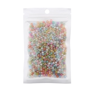 Perles de rocaille macaron multicolores dans un emballage pour la création de bijoux DIY