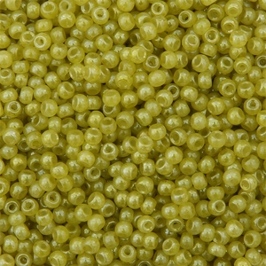 Détail macro de perles rondes jaune olive translucides pour la création de bijoux DIY