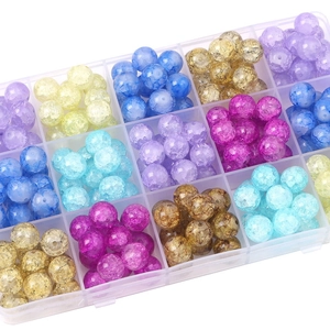 Makroaufnahme bunter Crackle-Glasperlen für DIY-Schmuck in einer Kunststoff-Aufbewahrungsbox