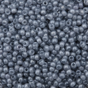 Vue détaillée de petites perles gris-bleu avec trous d'enfilage pour bijoux DIY