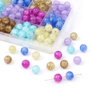 Makro-Detail von bunten runden Glasperlen mit Crackle-Effekt für DIY-Schmuck