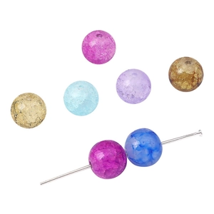 Makro-Detail von bunten Crackle-Glasperlen für DIY-Schmuckherstellung mit T-Stiften